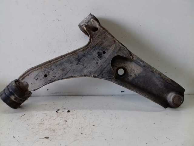 Brazo inferior izquierdo de la suspensión delantera 4520260E01000 SUZUKI