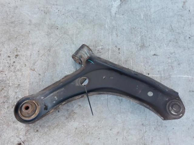 4520261M00000 Brazo inferior izquierdo de la suspensión delantera  disponible Málaga