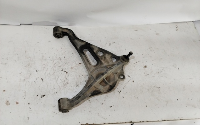 Brazo inferior izquierdo de la suspensión delantera 4520267D01 SUZUKI