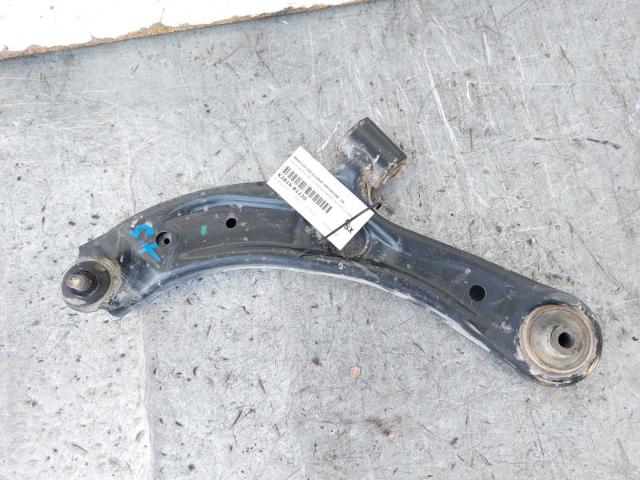 Brazo inferior izquierdo de la suspensión delantera 4520268L00000 SUZUKI