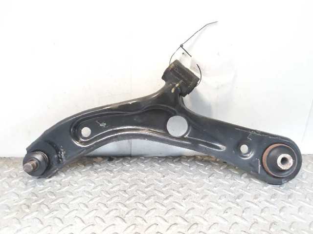 Brazo inferior izquierdo de la suspensión delantera 4520272K00 SUZUKI
