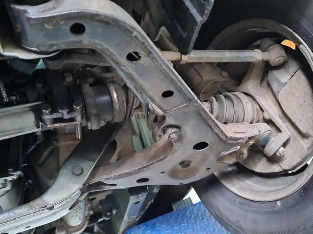 Brazo inferior izquierdo de la suspensión delantera 4520285C00 SUZUKI