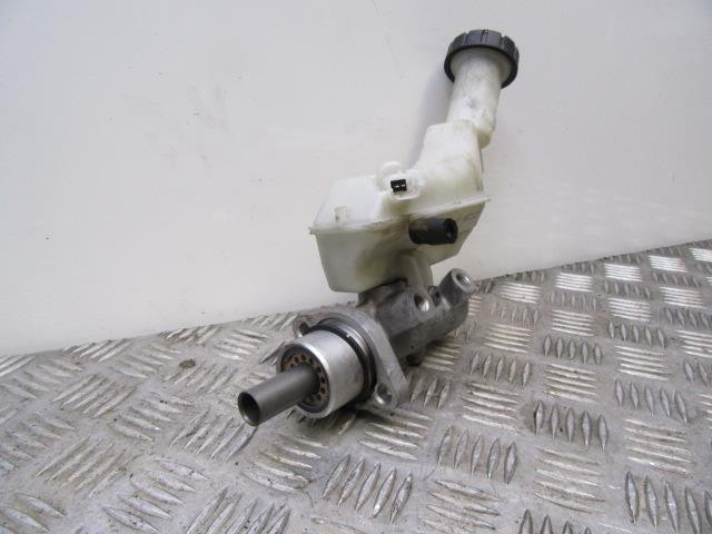 Cilindro maestro de frenos 46010AX701 NISSAN