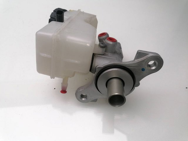 460111938R RENAULT Cilindro maestro de frenos comprar Madrid