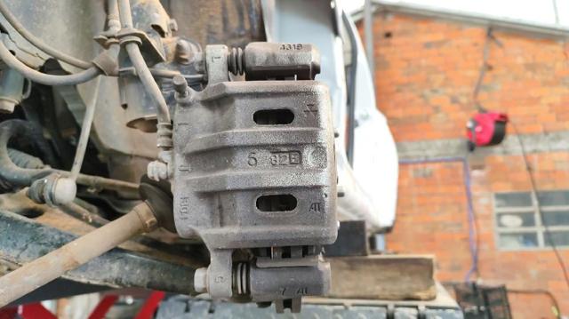 Pinza de freno, Eje delantero izquierda 4605A861 MITSUBISHI