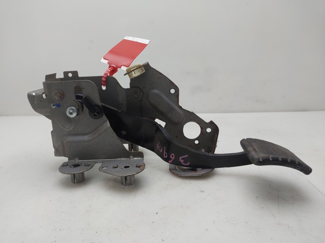 465010015R Pedal de freno  en stock Sabadell