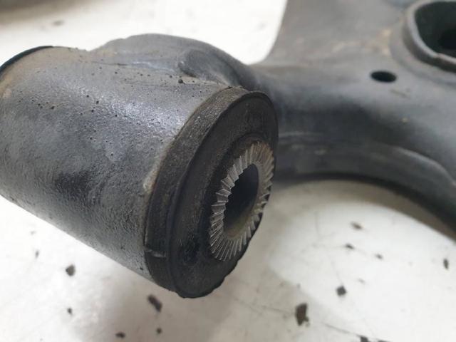 4806802130 Brazo inferior derecho de la suspensión delantera  en stock Sabadell