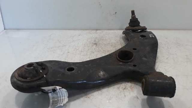 4806902130 Brazo inferior izquierdo de la suspensión delantera  en stock Granada