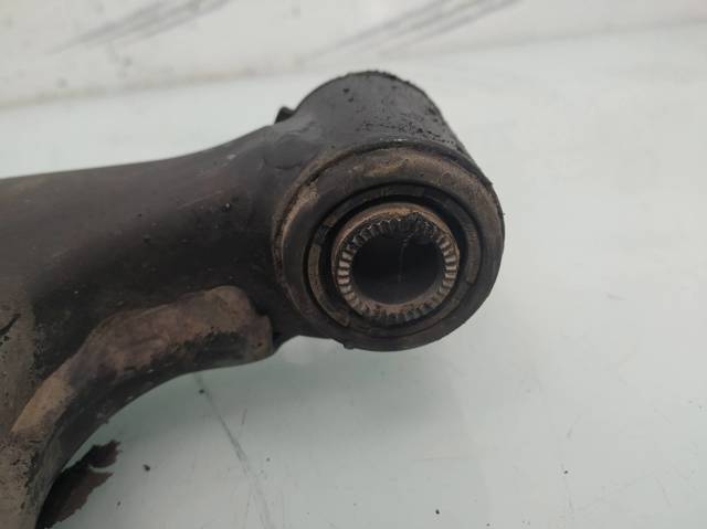 480690F010 Brazo inferior izquierdo de la suspensión delantera  en stock Granada