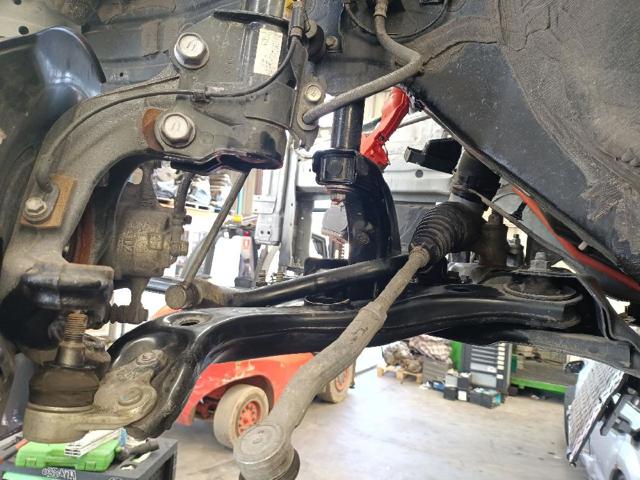4806910110 Brazo inferior izquierdo de la suspensión delantera comprar Almería