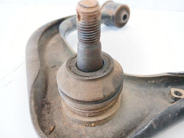 486100K040 TOYOTA Brazo superior derecho de la suspensión delantera  en stock Gandía