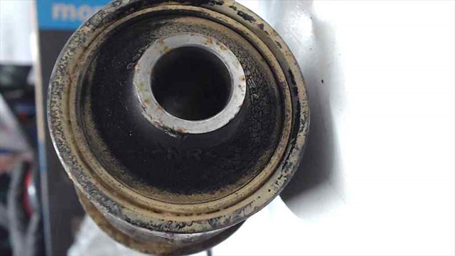 486100K040 Brazo superior derecho de la suspensión delantera  comprar en Pontevedra