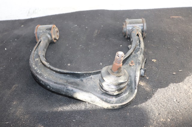 4861060070 Brazo superior derecho de la suspensión delantera comprar Girona