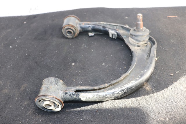 TOYOTA 4861060070 Brazo superior derecho de la suspensión delantera comprar Pamplona