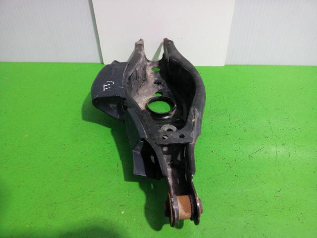 4873005070 TOYOTA Brazo transversal derecho de suspensión trasera  en stock Gandía