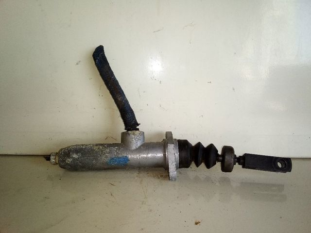 Cilindro maestro de clutch 4A0721401 VAG