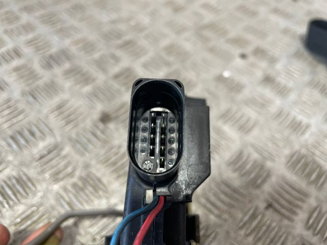 4B1837016B Cerradura de puerta delantera derecha  disponible Utrera