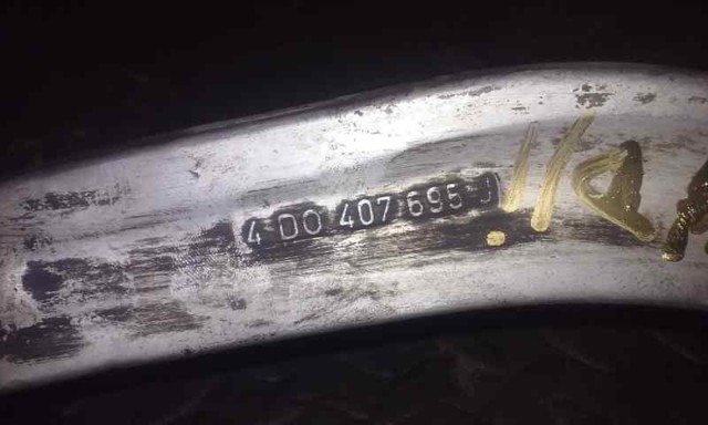 4D0407695J Brazo inferior izquierdo de la suspensión delantera  disponible Burgos