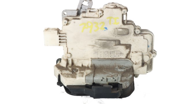4F0839015 Cerradura de puerta trasera izquierda  disponible Utrera