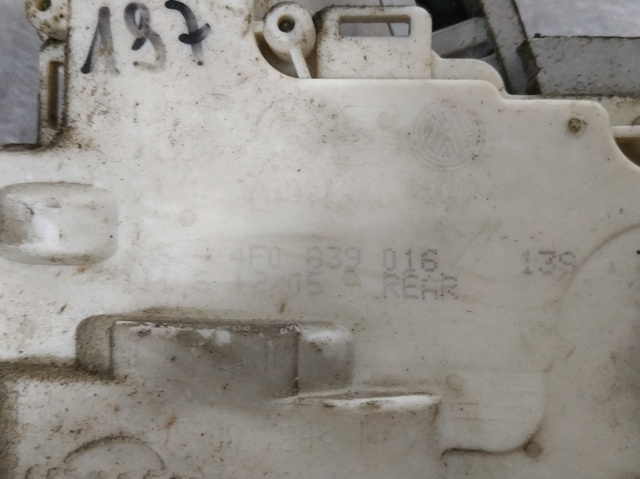 VAG 4F0839016 Cerradura de la puerta trasera derecha  en stock Terrassa