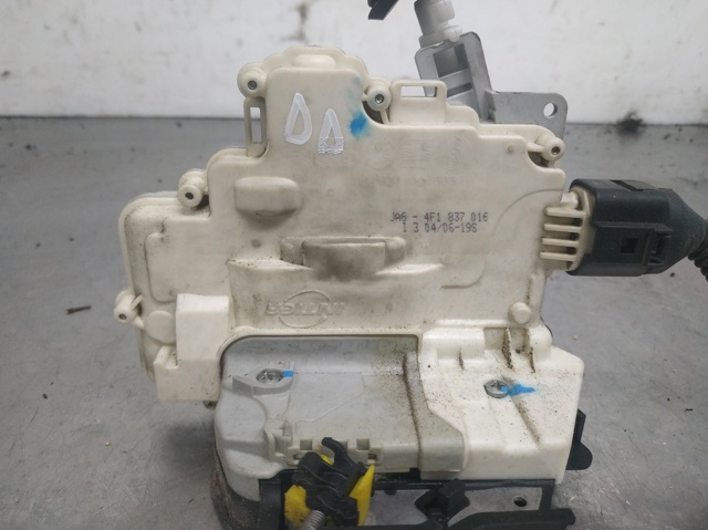 4F1837016 Cerradura de puerta delantera derecha  en stock Castellón