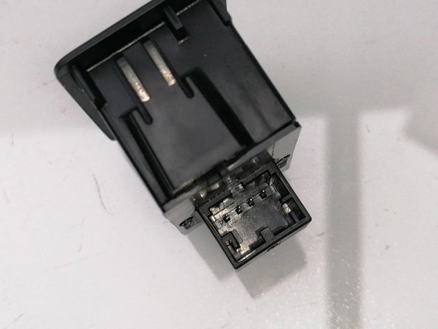 4G0959831A Botón interior de apertura de maletero  en stock Sabadell