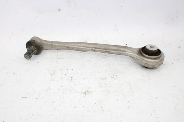 Brazo superior derecho de la suspensión delantera 4M0407506B VAG