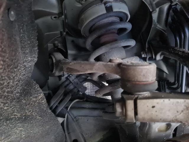 Brazo superior derecho de la suspensión delantera 4M0407510B VAG