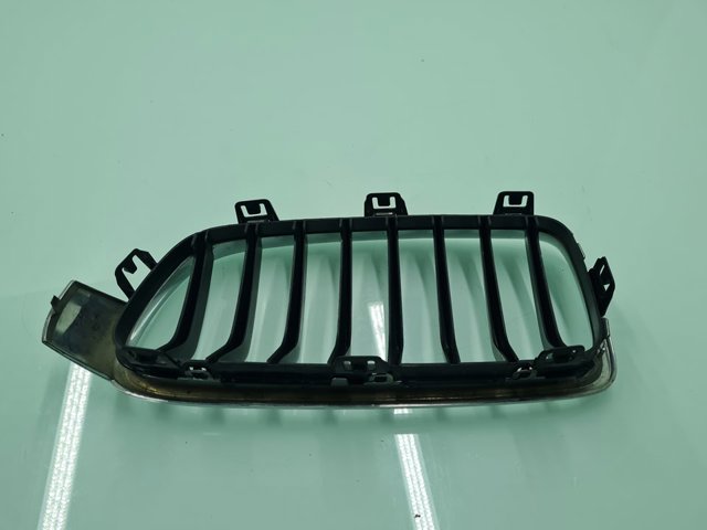 51137255412 Rejilla derecha del radiador  en stock Sabadell