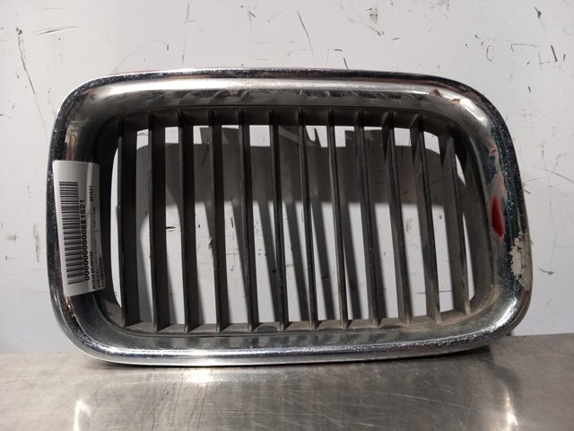 51138122238 Rejilla derecha del radiador  disponible Burgos