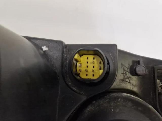 51760025 Faro derecho  disponible Utrera