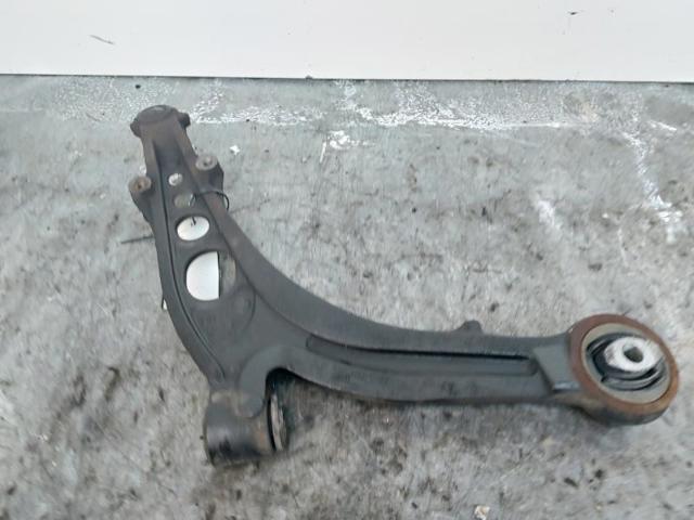 51842192 Brazo inferior izquierdo de la suspensión delantera  disponible Utrera