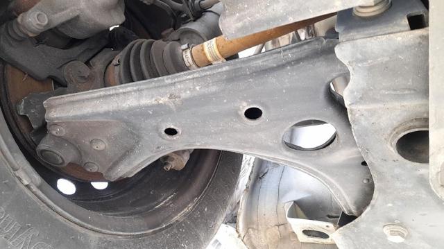 51932036 Brazo inferior derecho de la suspensión delantera  disponible Málaga