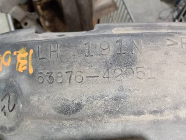 Guardalodos interior izquierdo, guardafango delantero 5387642051 TOYOTA