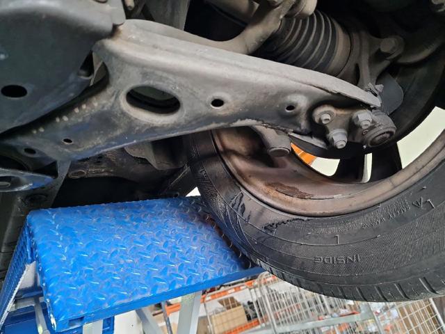 545002Y002 Brazo inferior izquierdo de la suspensión delantera  comprar en Zaragoza