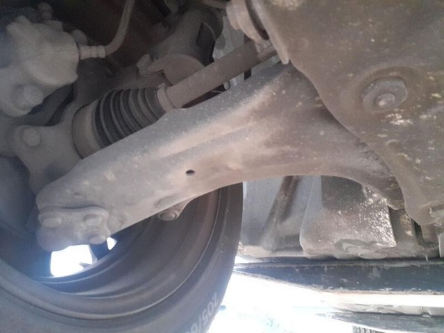 545008682R Brazo inferior derecho de la suspensión delantera  disponible Utrera