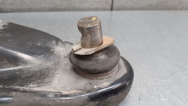 545010294R RENAULT Brazo inferior izquierdo de la suspensión delantera  en stock Huelva