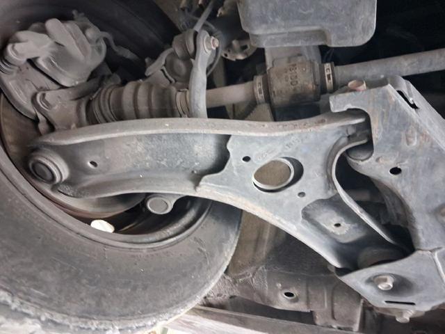 Brazo inferior derecho de la suspensión delantera 545011J700 HYUNDAI