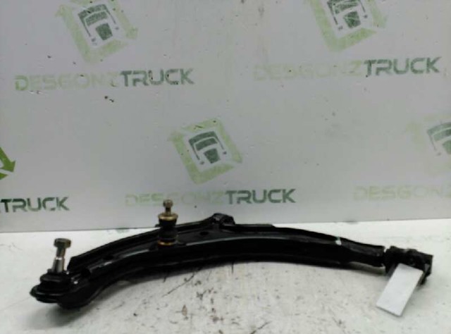 Brazo inferior izquierdo de la suspensión delantera 545012U711 NISSAN