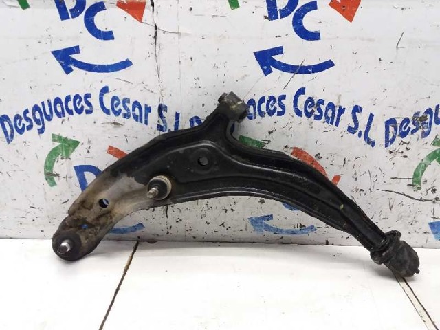Brazo inferior izquierdo de la suspensión delantera 545012U711 NISSAN