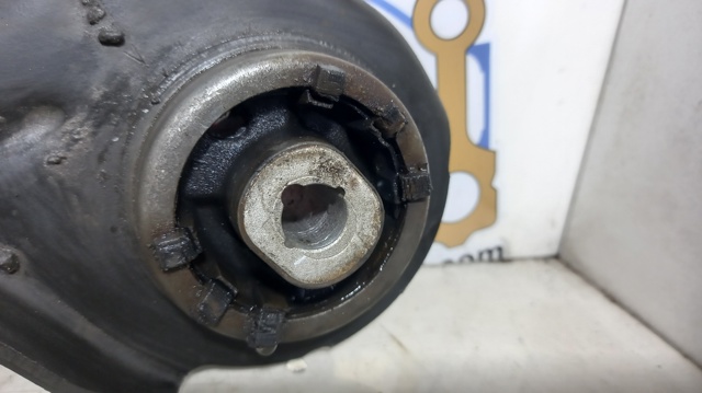 545016838R Brazo inferior izquierdo de la suspensión delantera  disponible Utrera