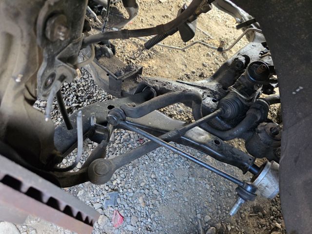 Brazo inferior izquierdo de la suspensión delantera 54501CA010 NISSAN
