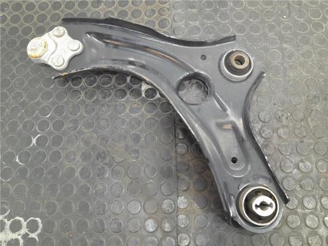 545042511R Brazo inferior derecho de la suspensión delantera comprar Sevilla