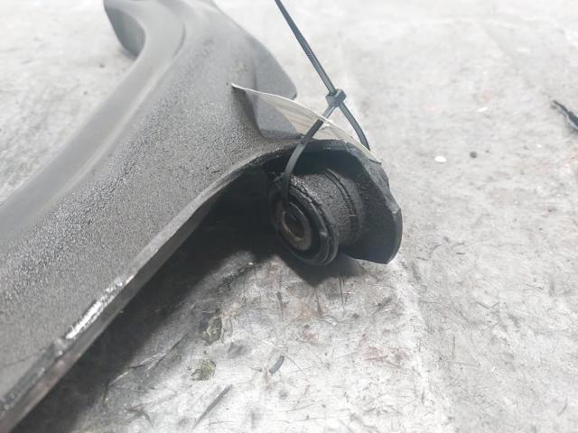 545046162R RENAULT Brazo inferior derecho de la suspensión delantera  disponible Ourense