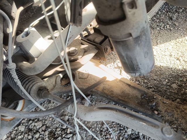 545047275R RENAULT Brazo inferior derecho de la suspensión delantera  en stock Córdoba