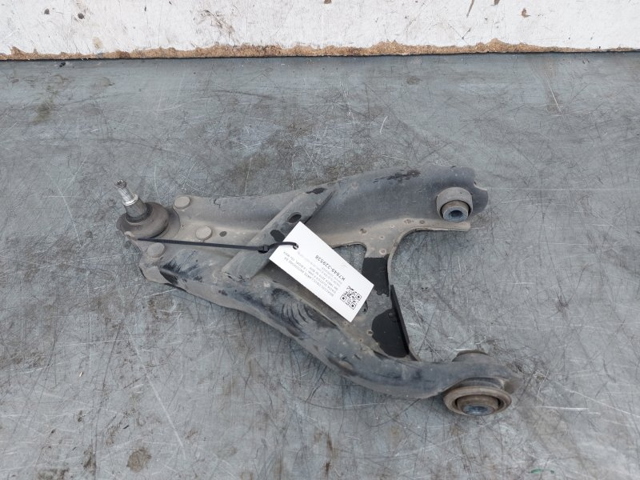 545055413R Brazo inferior izquierdo de la suspensión delantera  en stock Sabadell