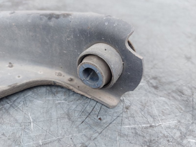 545055413R Brazo inferior izquierdo de la suspensión delantera  comprar en Reus