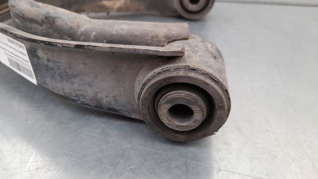 Brazo superior derecho de la suspensión delantera 545242S686 NISSAN
