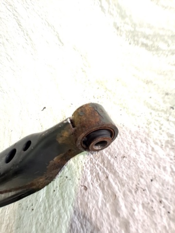 NISSAN 55110JD000 Brazo de suspensión trasero inferior derecho  en stock Salamanca