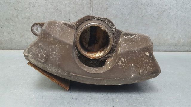 Pinza de freno, Eje delantero izquierda 581102F500 HYUNDAI
